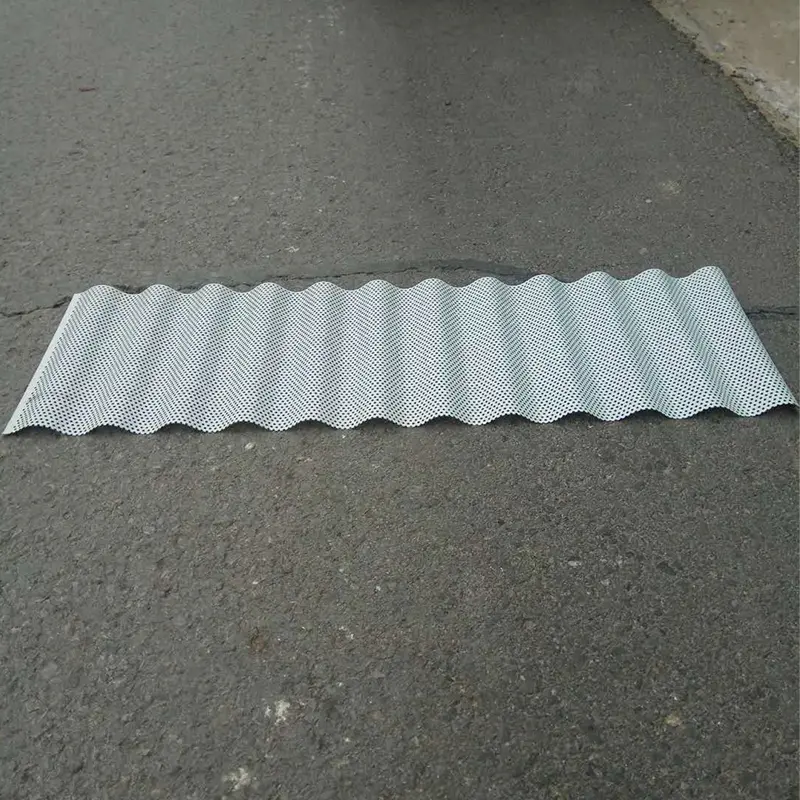 الألواح المعدنية المثقبة
